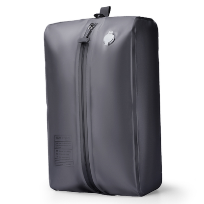 Pompa ile birlikte kompakt tasarıma sahip vakumlu seyahat çantası seti.